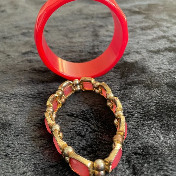 2 Red bracelets. One thick diamond cut bangle, and one square red bead stretch. - Picture 3 of 3
